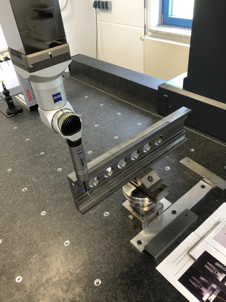 Präzisionsmessung eines Metallteils mit Tastersonde
